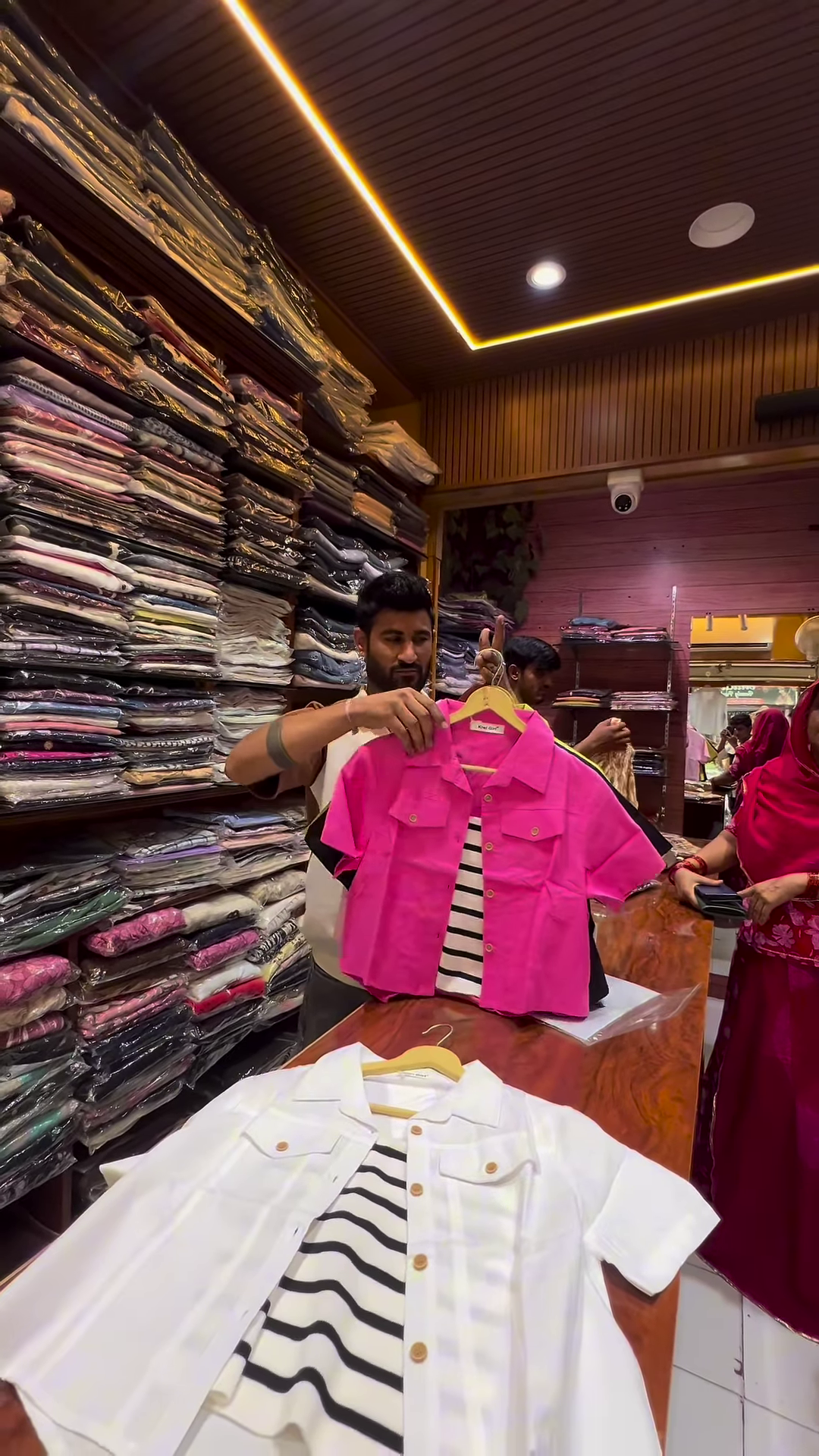 White Short-Sleeve Button-Down Shirt with Chest Pockets and Brown Buttons for Men - Image 4